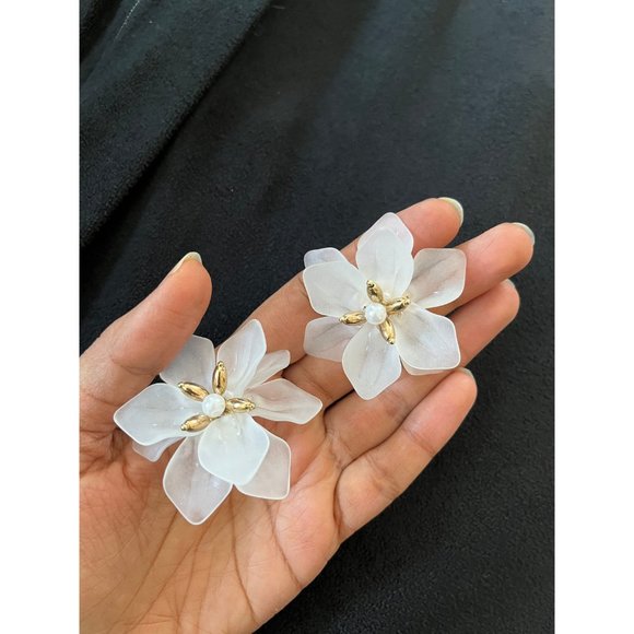 Big White flower stud earring Large large Snow White big earrings plastic floral - Picture 7 of 8